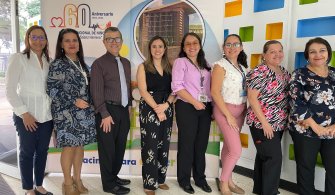 Visita al Hospital Nacional de Niños - De izquierda a derecha: Carolina Mauri, Adriana Romero, Dr. Carlos Jiménez (director general), Andrea Hurtado, Dra. Mildred Jiménez, Ana Cecilia Díaz, Amarilis Hernández y Roxana Calvo