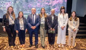 Jaquelina Tapia (primera desde la izquierda) junto al resto del panel.