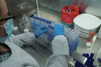 Personal trabajando en la Fundación Valle del Lili