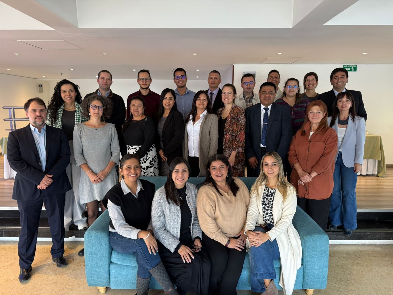 Foto grupal de la reunión por la consulta subregional de fármacos.